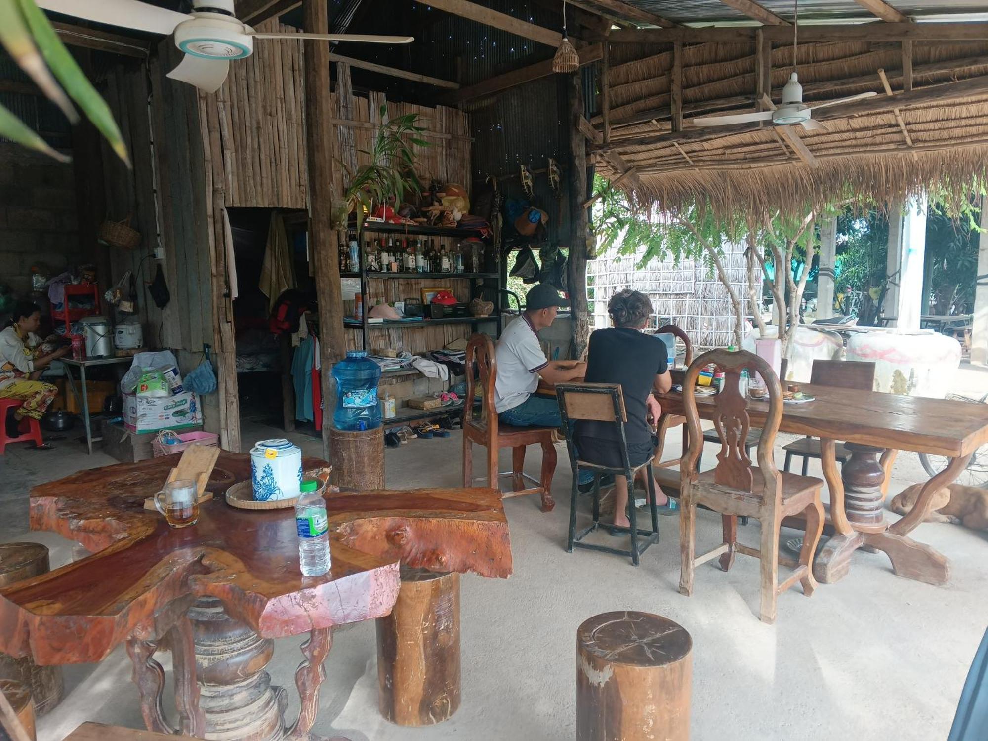 Family Batcave Homestay Battambang Exterior photo