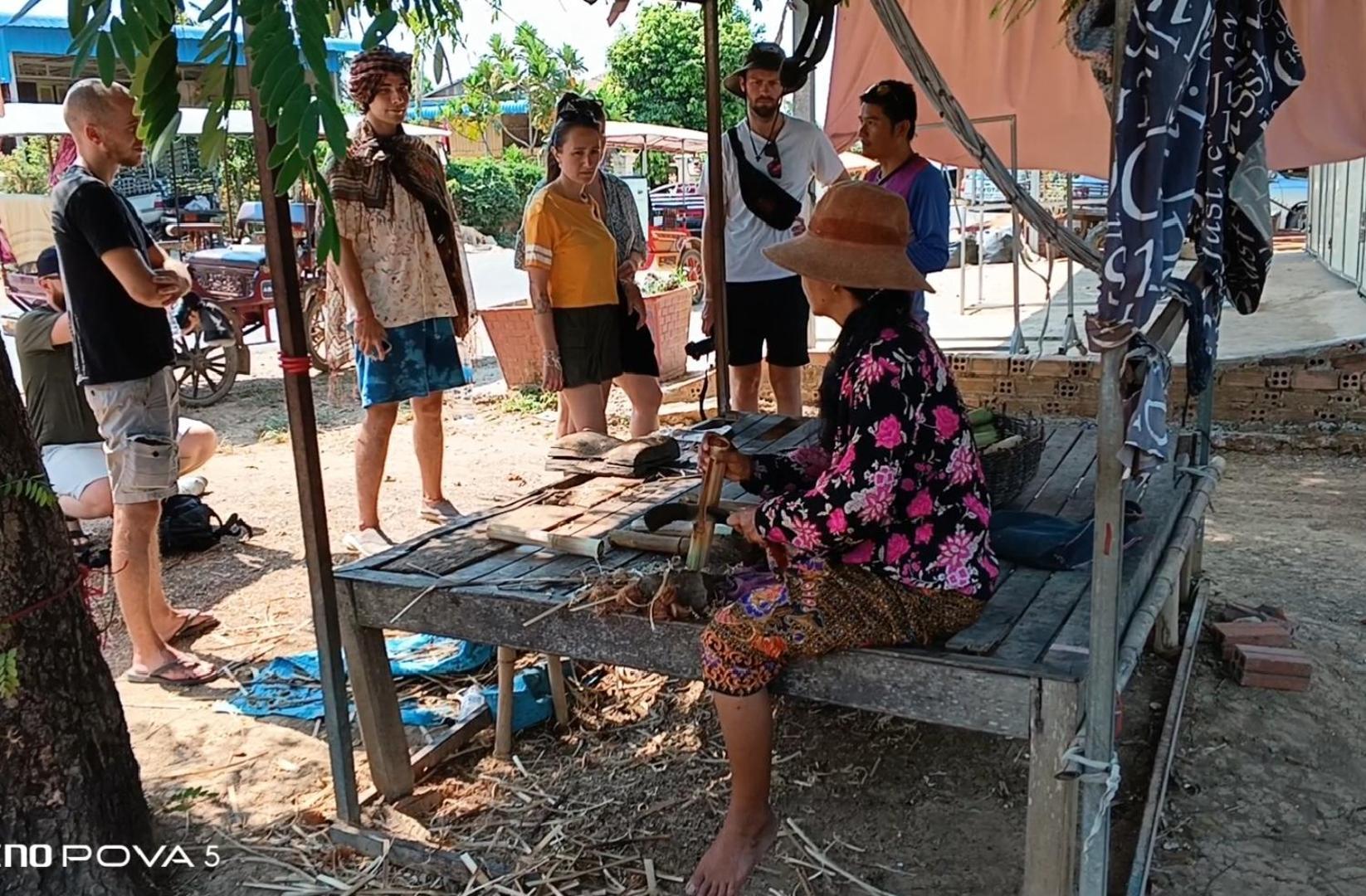Family Batcave Homestay Battambang Exterior photo