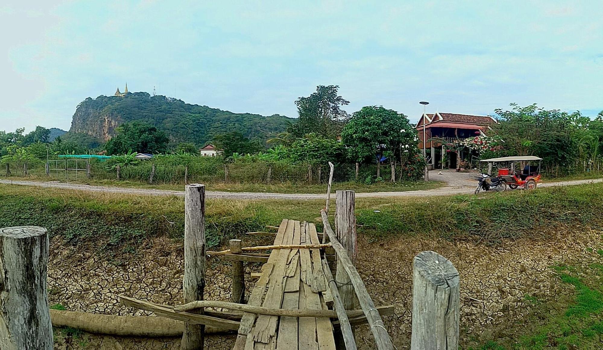Family Batcave Homestay Battambang Exterior photo