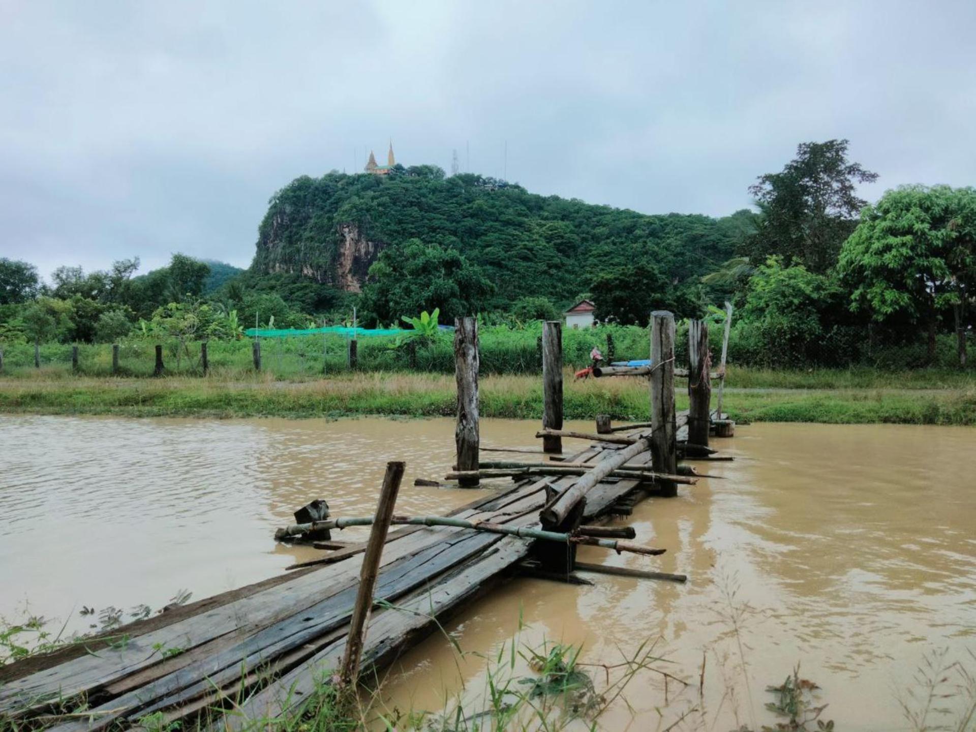 Family Batcave Homestay Battambang Exterior photo